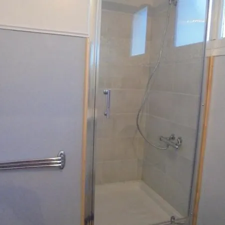 Quarto em Acomodações Particulares Confortable,gare,climatisation,parking,wifi,pt Dejeuner Compris *